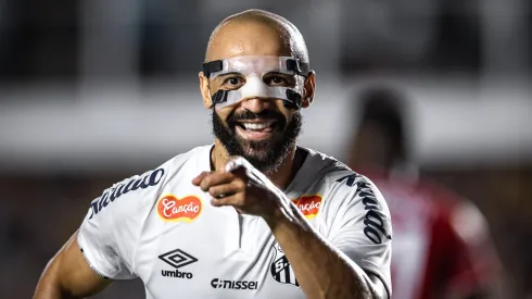 Meia-atacante Thaciano foi testado por Vojvoda e pode aparecer como surpresa mais tarde diante do Inter