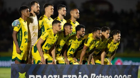 Jogadores do Mirassol posam para foto antes na partida contra Palmeiras no estadio Jose Maria de Campos Maia pelo campeonato Brasileiro A 2025. Foto: Joisel Amaral/AGIF