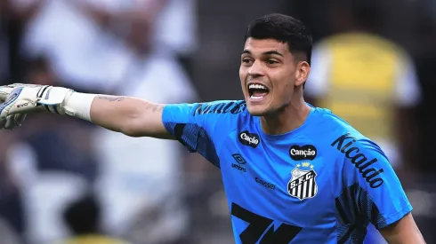 Gabriel Brazão em ação pelo Santos em 2025. Foto: Ettore Chiereguini/AGIF