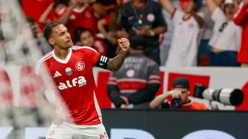 Alan Patrick jogador do Internacional comemora seu gol durante partida contra o Santos – Foto: Luiz Erbes/AGIF