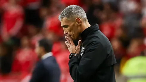 Vojvoda, técnico do Santos em partida pelo campeonato brasileiro (Foto: Pedro H. Tesch/Getty Images)
