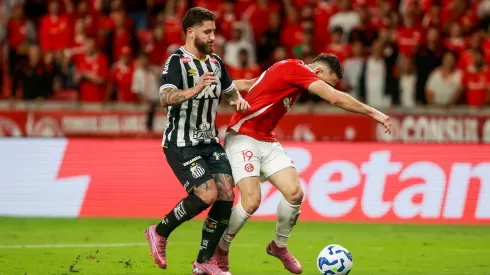 RS – PORTO ALEGRE – 24/11/2025 – BRASILEIRO A 2025, INTERNACIONAL X SANTOS – Borre jogador do Internacional disputa lance com Rollheiser jogador do Santos durante partida no estadio Beira-Rio pelo campeonato Brasileiro A 2025. Foto: Luiz Erbes/AGIF