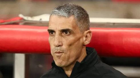 Vojvoda, técnico do Santos em partida pelo campeonato brasileiro (Foto: Pedro H. Tesch/Getty Images)