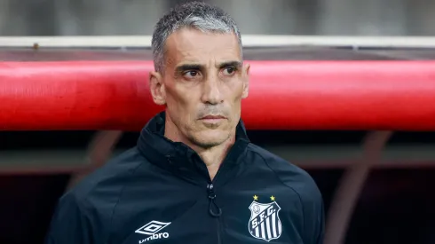 Vojvoda justificou escolhas e desempenho abaixo do Santos no primeiro tempo – Foto: Luiz Erbes/AGIF