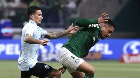 SP – SAO PAULO – 26/07/2025 – BRASILEIRO A 2025, PALMEIRAS X GREMIO – Vitor Roque jogador do Palmeiras disputa lance com Dodi jogador do Gremio durante partida no estadio Arena Allianz Parque pelo campeonato Brasileiro A 2025.