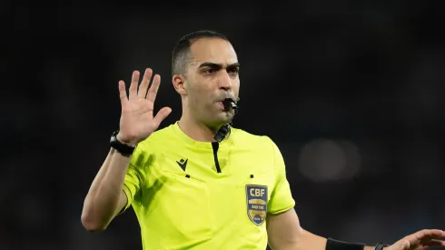 Árbitro Davi De Oliveira Lacerda durante partida entre Fluminense e Atletico-MG no estadio Maracana pelo campeonato Brasileiro A 2025.