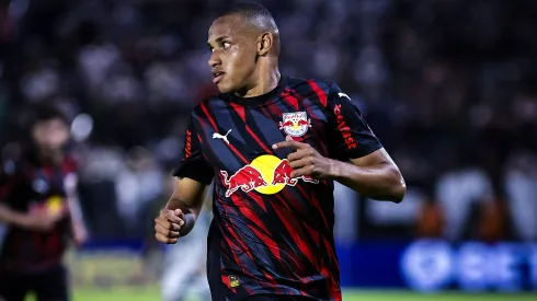 SP – BRAGANCA PAULISTA – 16/11/2025 – BRASILEIRO A 2025, BRAGANTINO X ATLETICO-MG – Jhon Jhon jogador do Bragantino durante partida contra o Atletico-MG no estadio Cicero De Souza Marques pelo campeonato Brasileiro A 2025. Foto: Fabio Giannelli/AGIF