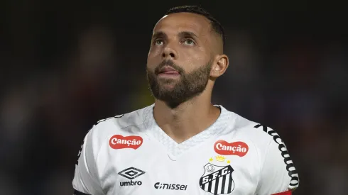 Guilherme jogador do Santos durante partida contra o Bragantino no estadio Cicero De Souza Marques pelo campeonato Brasileiro A 2025. Foto: Anderson Romao/AGIF