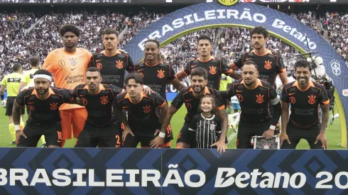 Jogadores do Corinthians posam para foto antes na partida contra Gremio no estadio Arena Corinthians pelo campeonato Brasileiro A 2025. Foto: Anderson Romao/AGIF