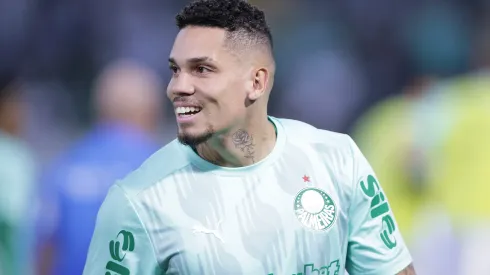 SP – BARUERI – 12/04/2025 – BRASILEIRO A 2025, PALMEIRAS X CORINTHIANS – Paulinho jogador do Palmeiras durante aquecimento antes da partida contra o Corinthians no estadio Arena Barueri pelo campeonato Brasileiro A 2025. Foto: Ettore Chiereguini/AGIF