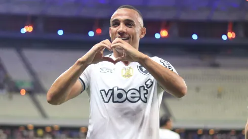 Marçal jogador do Botafogo comemora seu gol durante partida contra o Fortaleza no estadio Arena Castelao pelo campeonato Brasileiro A 2025. Foto: Baggio Rodrigues/AGIF