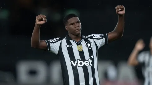Kadir jogador do Botafogo comemora vitoria apos partida contra o Sport no estadio Engenhao pelo campeonato Brasileiro A 2025. Foto: Jorge Rodrigues/AGIF