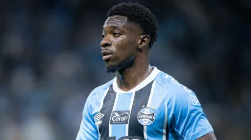 Francis Amuzu acrescenta velocidade e habilidade ao ataque do Grêmio – Maxi Franzoi/AGIF