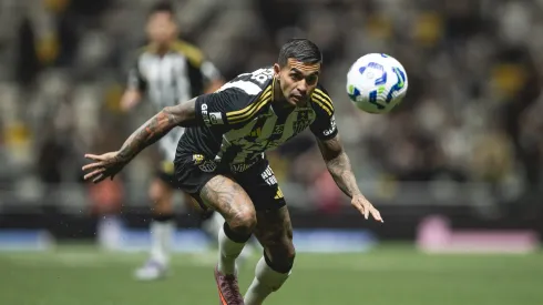 Dudu fez belíssima jogada para cima de Emerson Royal e deu assistência para gol de Bernard