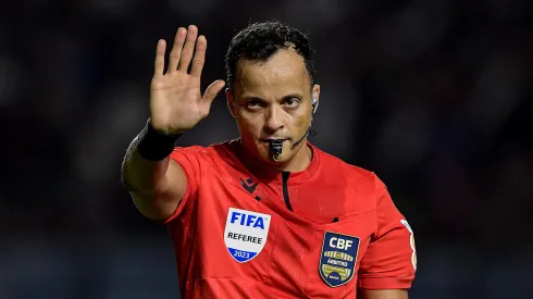 Árbitro marcou pênalti a favor do Grêmio.