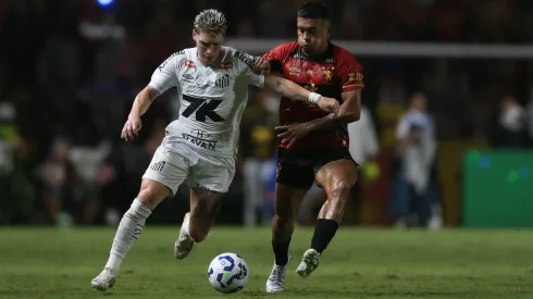Igor Carius jogador do Sport durante a partida entre Sport e Santos no Estadio da Ilha do Retiro em Recife (PE), pelo campeonato brasileiro Serie A. Foto: Marlon Costa/AGIF