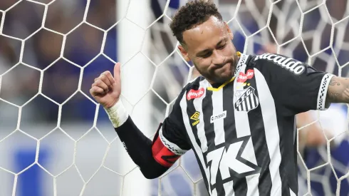 Neymar Junior, jogador do Santos, lamenta durante partida contra o Cruzeiro no estadio Mineirao pelo campeonato Brasileiro A 2025. Foto: Gilson Lobo/AGIF