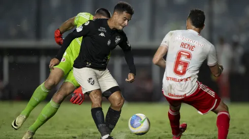 Vasco perdeu para o Internacional no último jogo em São Januário. Foto: Jorge Rodrigues/AGIF