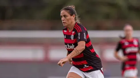 Gláucia com a camisa rubro-negra. Foto: Paula Reis/CRF