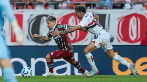 Enzo jogador do São Paulo disputa lance com Soteldo jogador do Fluminense – Foto: Marcello Zambrana/AGIF