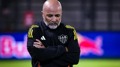 Jorge Sampaoli, técnico do Atlético-MG, durante partida contra o Bragantino no estadio Cicero De Souza Marques pelo campeonato Brasileiro A 2025. Foto: Fabio Giannelli/AGIF