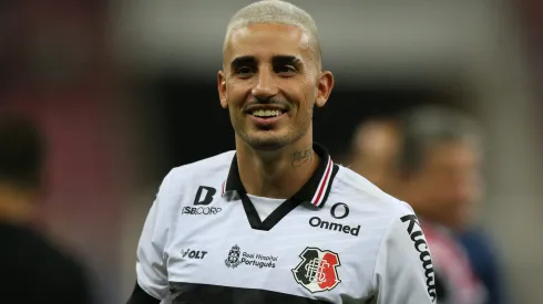 O atacante conseguiu uma vitória importante contra o Santa Cruz na Justiça – Foto: Marlon Costa/AGIF