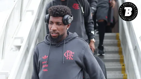Emerson Royal durante viagem para o próximo compromisso do Flamengo – Foto: Gilvan de Souza / Flamengo