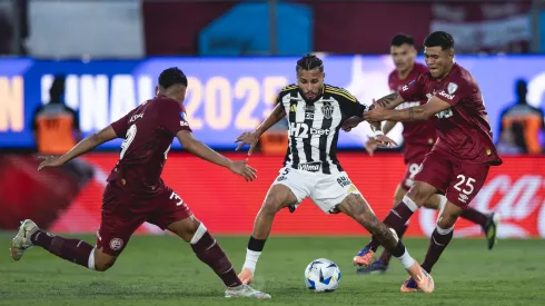 Alexsander (C) entre dois adversários na final da Sul-Americana