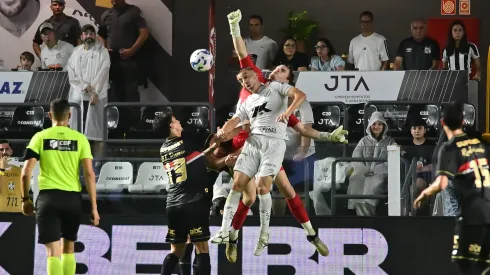 SP – SANTOS – 21/09/2025 – BRASILEIRO A 2025, SANTOS X SAO PAULO – Young goleiro do Sao Paulo durante partida contra o Santos no estadio Vila Belmiro pelo campeonato Brasileiro A 2025. Foto: Jota Erre/AGIF