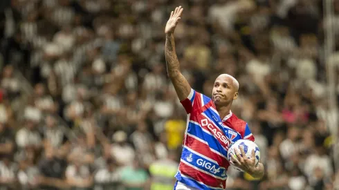 Deyverson, jogador do Fortaleza, comemora seu gol durante partida contra o Atletico-MG no estadio Arena MRV pelo campeonato Brasileiro A 2025. Foto: Fernando Moreno/AGIF