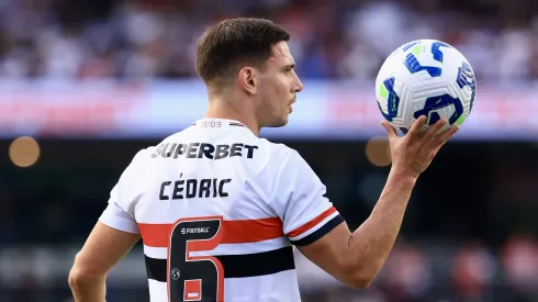 Lateral Cédric é somente um dos que não pode tomar cartão amarelo no Maracanã; caso contrário, estará fora contra o Inter