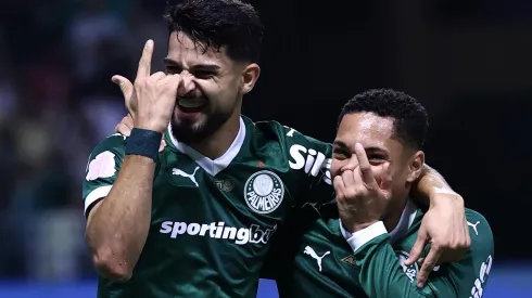 Vitor Roque, jogador do Palmeiras, comemora seu gol com Flaco Lopez jogador da sua equipe durante partida contra o Vasco no estadio Arena Allianz Parque pelo campeonato Brasileiro A 2025. Foto: Marcello Zambrana/AGIF