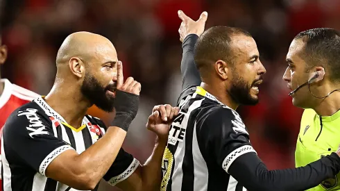 Thaciano ao lado de Mayke em jogo contra o Inter.