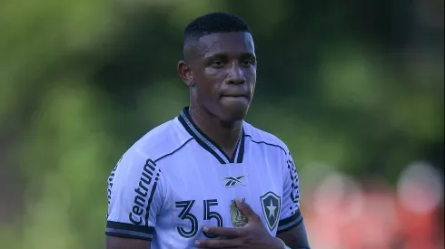 Danilo durante partida pelo Botafogo válida pelo Brasileirão