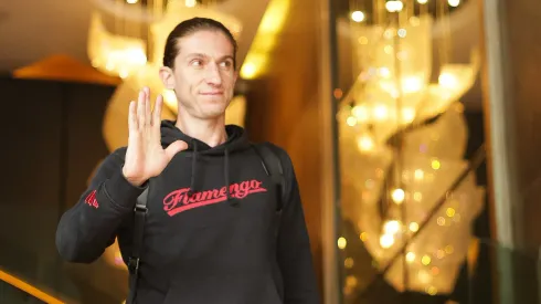 Filipe Luís durante a chegada da delegação em Lima, no Peru, para a final da Libertadores – Fotos: Gilvan de Souza/Flamengo