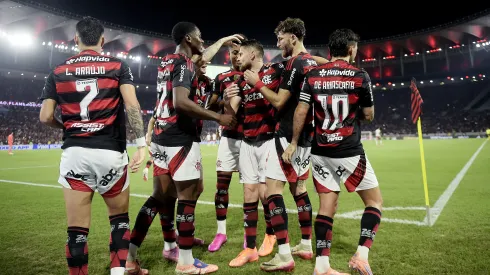 RJ – RIO DE JANEIRO – 22/11/2025 – BRASILEIRO A 2025, FLAMENGO X BRAGANTINO – Jorginho jogador do Flamengo comemora seu gol com jogadores do seu time durante partida contra o Bragantino no estadio Maracana pelo campeonato Brasileiro A 2025. Foto: Alexandre Loureiro/AGIF