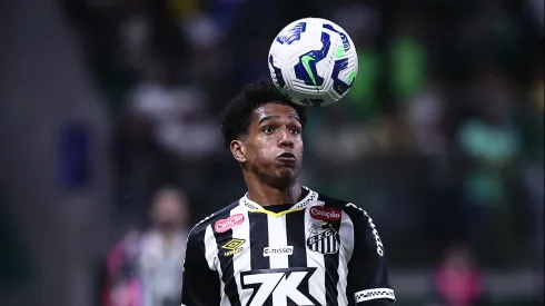 SP – SAO PAULO – 06/11/2025 – BRASILEIRO A 2025, PALMEIRAS X SANTOS – Souza jogador do Santos durante partida contra o Palmeiras no estadio Arena Allianz Parque pelo campeonato Brasileiro A 2025. Foto: Ettore Chiereguini/AGIF