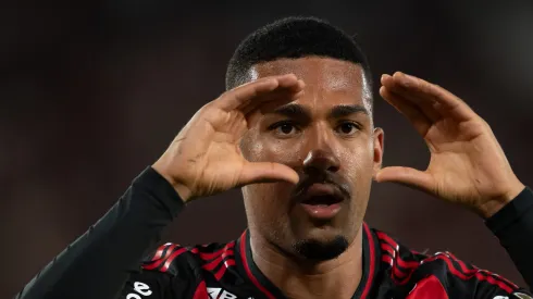 Samuel Lino comemorando gol pela Libertadores.