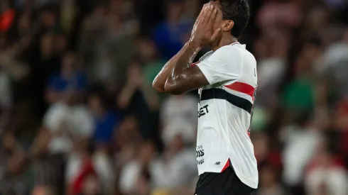 RJ – RIO DE JANEIRO – 27/11/2025 – BRASILEIRO A 2025, FLUMINENSE X SAO PAULO – Luiz Gustavo jogador do Sao Paulo lamenta durante partida contra o Fluminense no estadio Maracana pelo campeonato Brasileiro A 2025. Foto: Jorge Rodrigues/AGIF