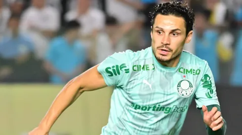 SP – SANTOS – 15/11/2025 – BRASILEIRO A 2025, SANTOS X PALMEIRAS – Raphael Veiga jogador do Palmeiras durante aquecimento antes da partida contra o Santos no estadio Vila Belmiro pelo campeonato Brasileiro A 2025. Foto: Jota Erre/AGIF