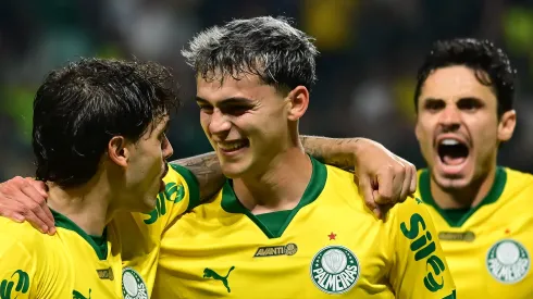 Ramón Sosa comemorando gol ao lado de Maurício e Veiga.