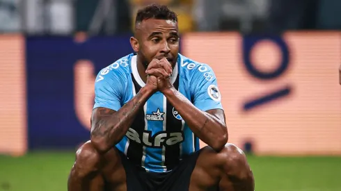 RS – PORTO ALEGRE – 23/08/2025 – BRASILEIRO A 2025, GREMIO X CEARA – Alex Santana jogador do Gremio lamenta durante partida contra o Ceara no estadio Arena do Gremio pelo campeonato Brasileiro A 2025. Foto: Maxi Franzoi/AGIF