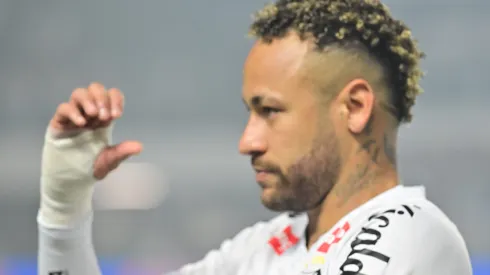 Neymar Jr, jogador do Santos, durante partida contra o Palmeiras no estadio Vila Belmiro pelo campeonato Brasileiro A 2025. Foto: Jota Erre/AGIF