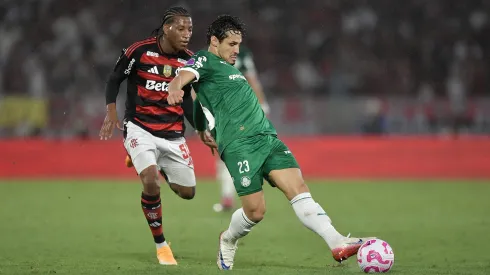RJ – RIO DE JANEIRO – 19/10/2025 – BRASILEIRO A 2025, FLAMENGO X PALMEIRAS – Raphael Veiga jogador do Palmeiras durante partida contra o Flamengo no estadio Maracana pelo campeonato Brasileiro A 2025. Foto: Thiago Ribeiro/AGIF