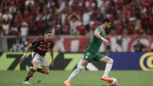 O atacante Flaco López, do Palmeiras, é flagrado em ação durante o clássico contra o Flamengo, disputado no Estádio do Maracanã | Crédito: Alamy Live News