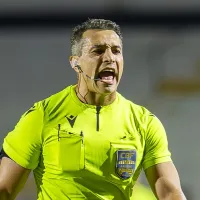 Jogadores do Santos pedem pênalti em Guilherme, mas Felipe Fernandes de Lima não vê falta