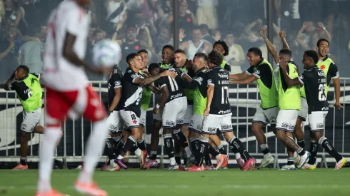 RJ – RIO DE JANEIRO – 28/11/2025 – BRASILEIRO A 2025, VASCO X INTERNACIONAL – Andres Gomez jogador do Vasco comemora seu gol com jogadores do seu time durante partida contra o Internacional no estadio Sao Januario pelo campeonato Brasileiro A 2025. Foto: Jorge Rodrigues/AGIF