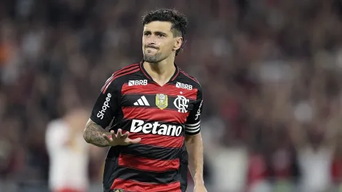 RJ – RIO DE JANEIRO – 22/11/2025 – BRASILEIRO A 2025, FLAMENGO X BRAGANTINO – Arrascaeta jogador do Flamengo comemora seu gol durante partida contra o Bragantino no estadio Maracana pelo campeonato Brasileiro A 2025. Foto: Alexandre Loureiro/AGIF