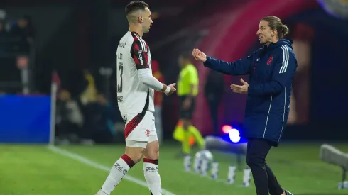 Filipe Luis, técnico do Flamengo, e jogador Leo Ortiz durante partida contra o Bragantino no estadio Cicero De Souza Marques pelo campeonato Brasileiro A 2025. Foto: Anderson Romao/AGIF
