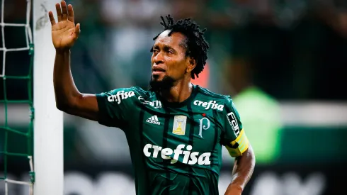 SAO PAULO, BRAZIL – NOVEMBER 27: Ze Roberto of Palmeiras bids farewell after the match against Botafogo for the Brasileirao Series A 2017 at Allianz Parque Stadium on November 27, 2017 in Sao Paulo, Brazil. (Photo by Alexandre Schneider/Getty Images)